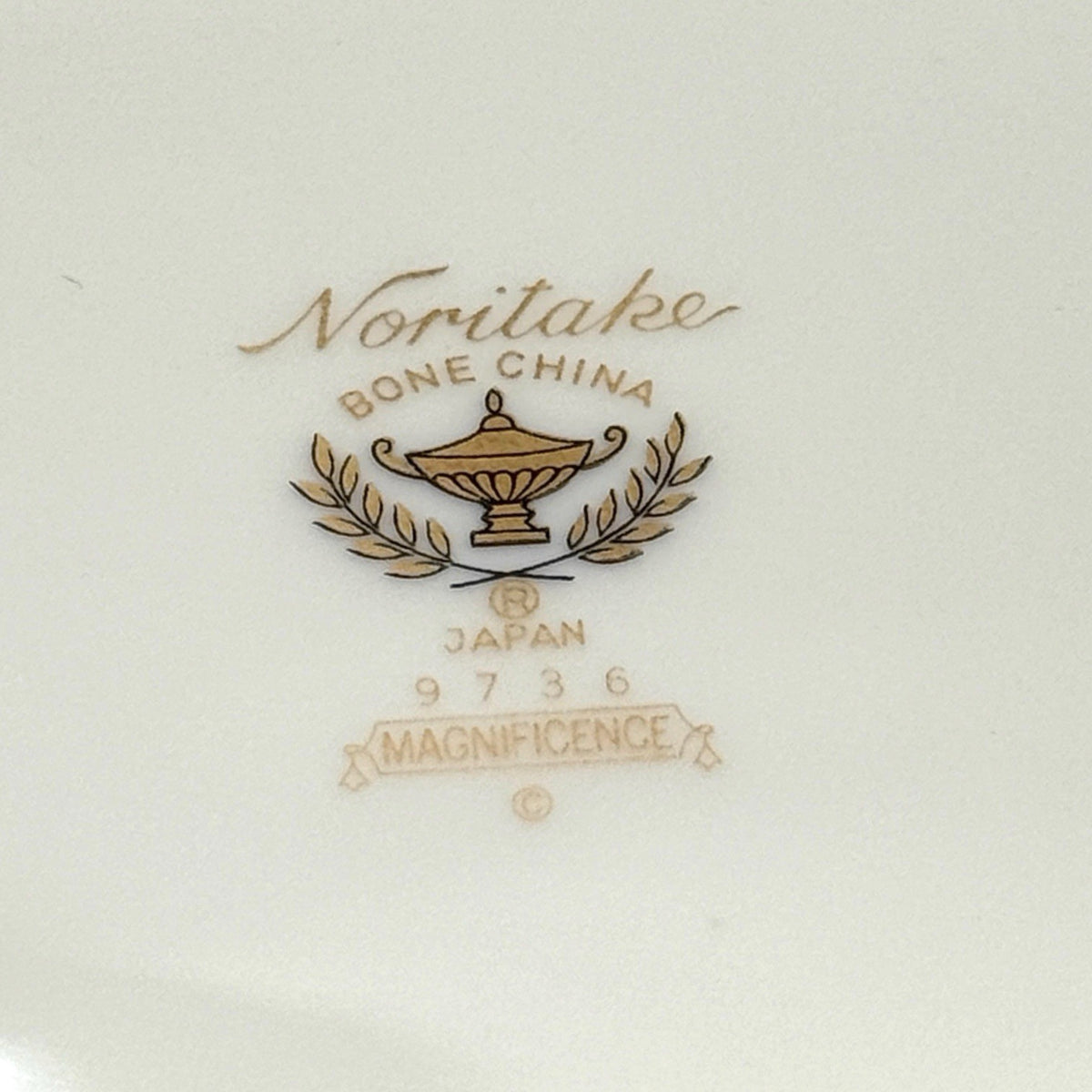 Noritake Magnificence 9736 Bone China Oval Vegetable Serving Bowl Gold Trim 10.5